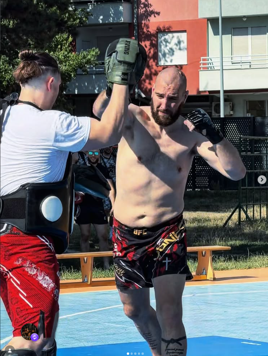 Darko drži fokusere na treningu borilačkih veština